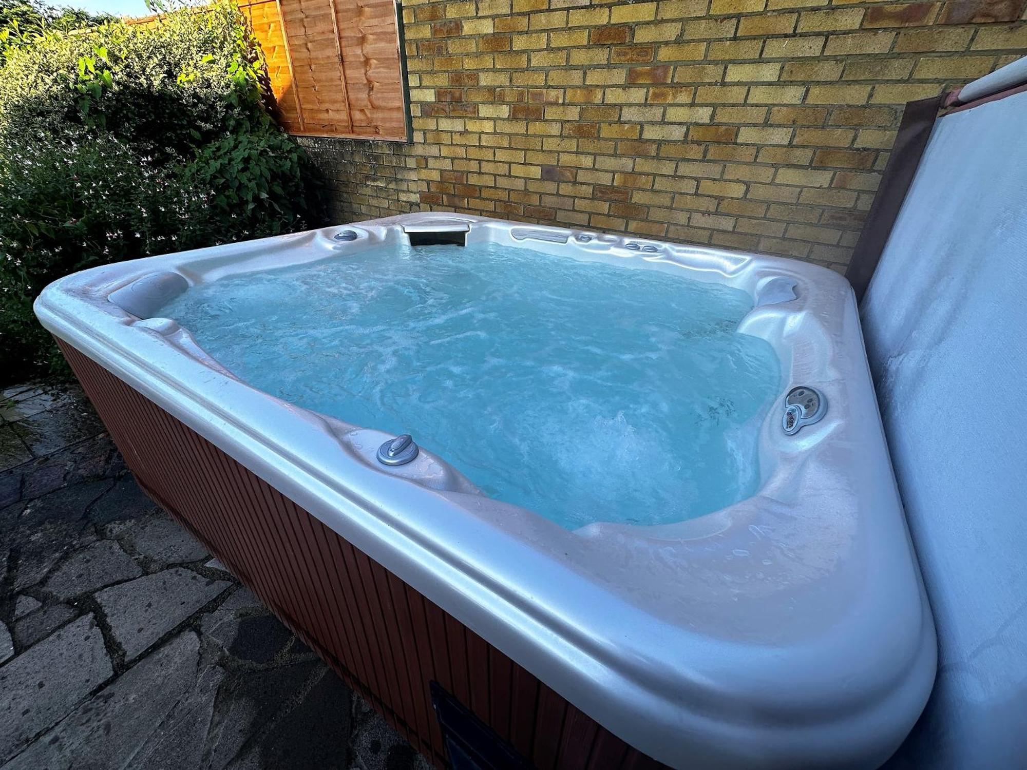 Kennedy Villa - 5 Bedroom House With Hot Tub, Wifi, Free Parkings, Close To Bicester Village 외부 사진