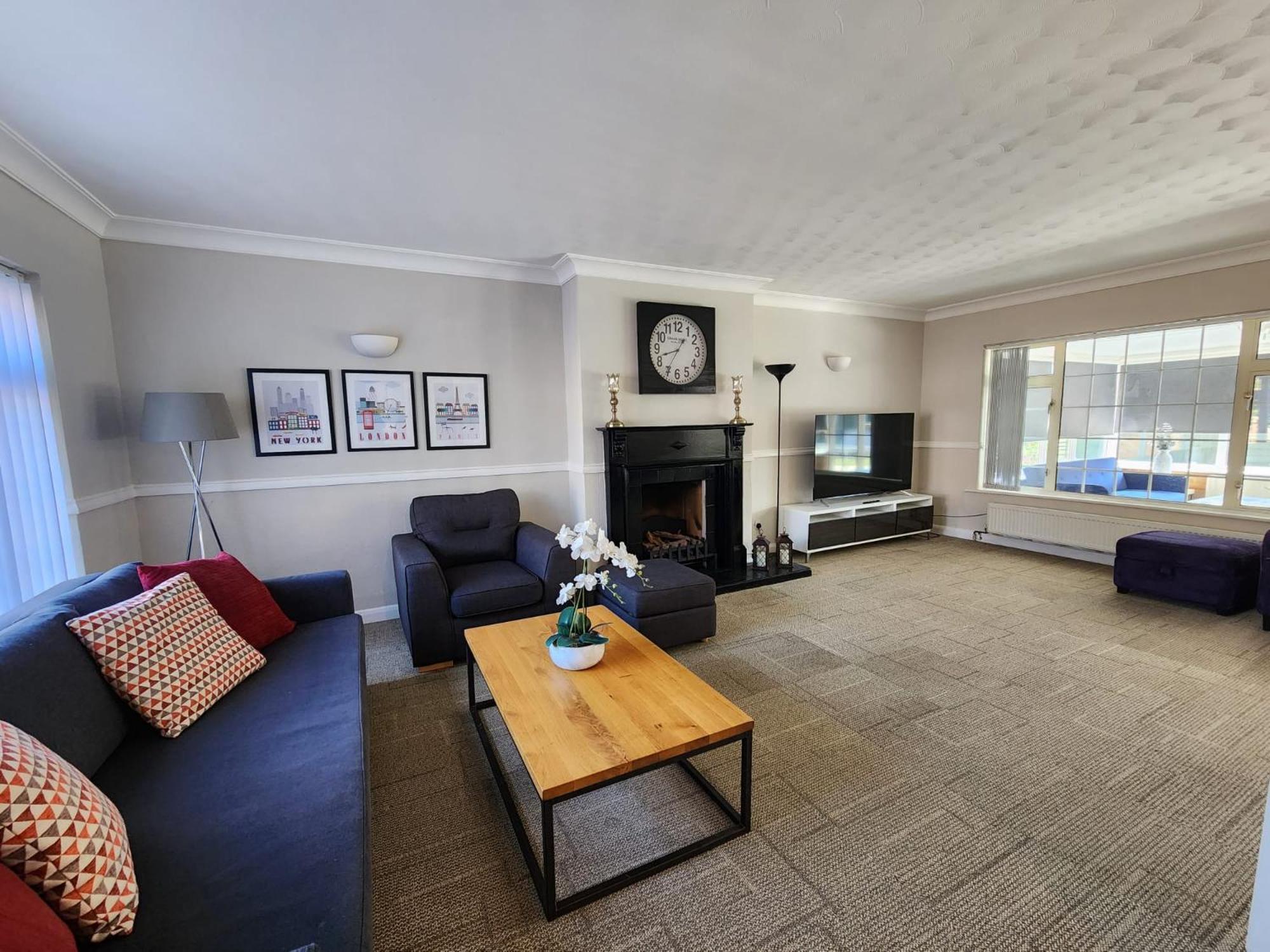 Kennedy Villa - 5 Bedroom House With Hot Tub, Wifi, Free Parkings, Close To Bicester Village 외부 사진
