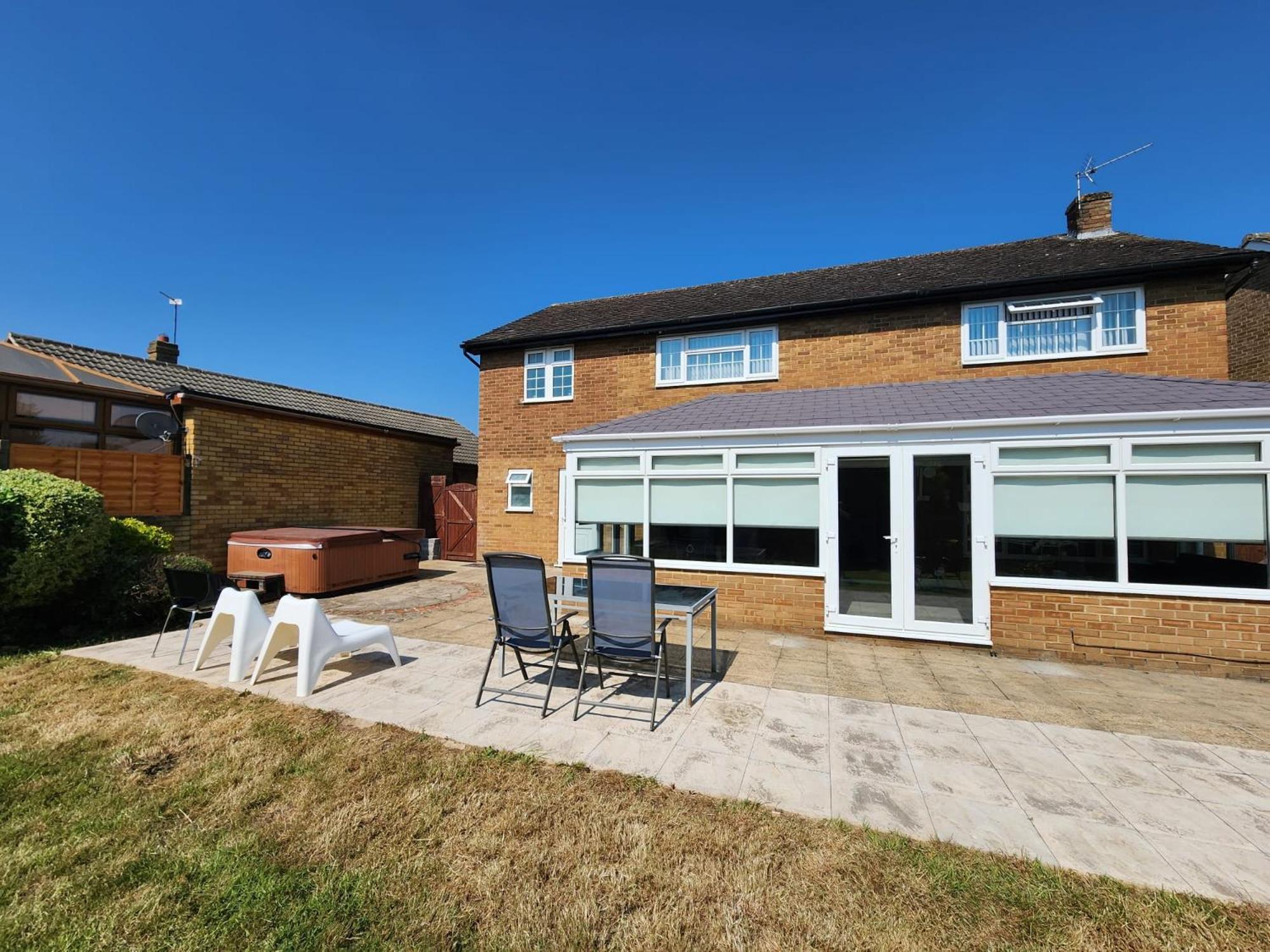 Kennedy Villa - 5 Bedroom House With Hot Tub, Wifi, Free Parkings, Close To Bicester Village 외부 사진