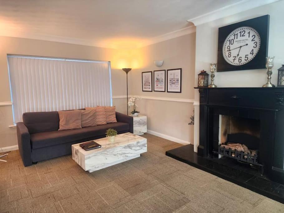 Kennedy Villa - 5 Bedroom House With Hot Tub, Wifi, Free Parkings, Close To Bicester Village 외부 사진